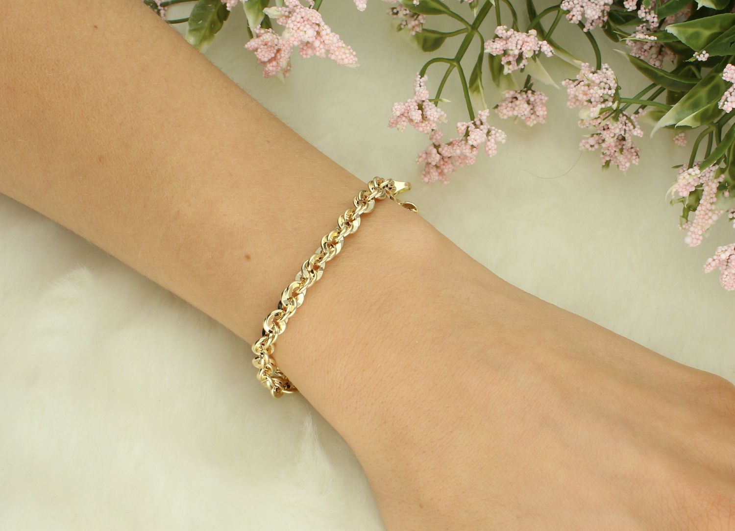 Bransoletka damska IRYDIA DIA-BRA-12635-100-585 5,3mm Złota bransoletka wykonana z 14 karatowego żółtego złota. Bransoletka to idealny pomysł na prezent. Bransoletka o oryginalnym wzorze ładnie.jpg